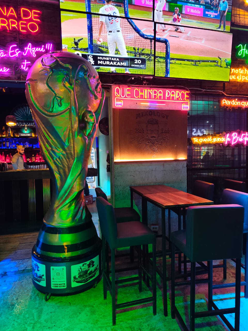 Una copa de 2.3 m que guía la mirada hacia el local