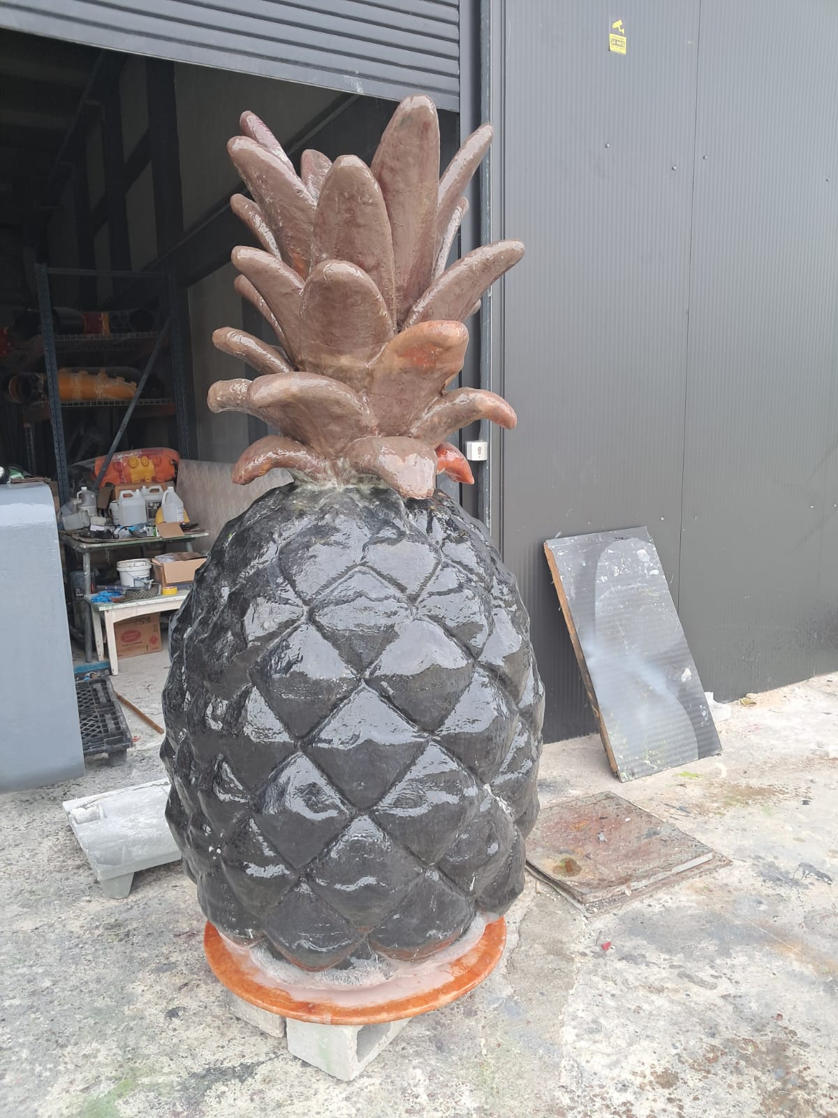Piña monumental durante su proceso de fabricación en el taller