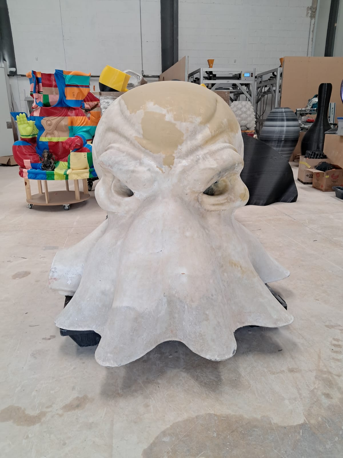 Pulpo monumental durante la preparación de superficie en el taller